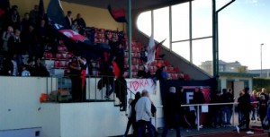 Flaggor och skönsång under större delen av matchen