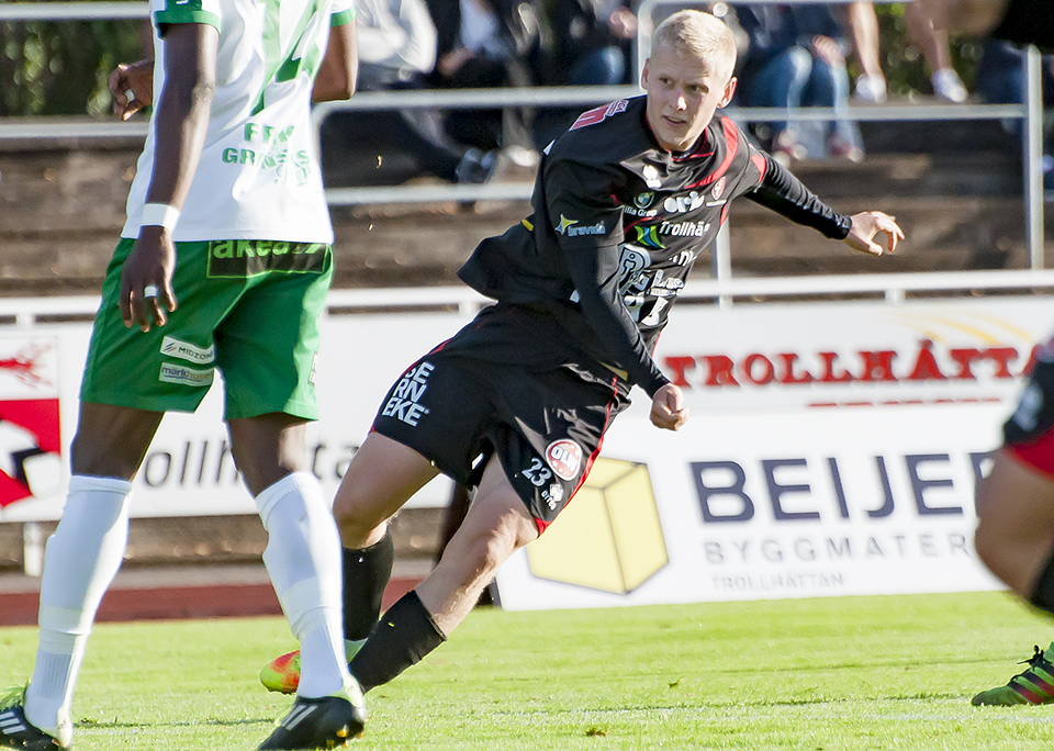 Carl Lext kvitterade med en stänkare, rakt upp i krysset!